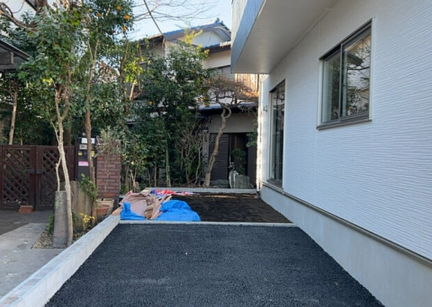 【庭】庭があることでガーデニングや家庭菜園はもちろん、こどもの遊び場やペットを放して遊ぶことができます。また、家の周囲に余裕があるということです。隣地との間があれば、十分な日当たりと、風通しが確保できます。