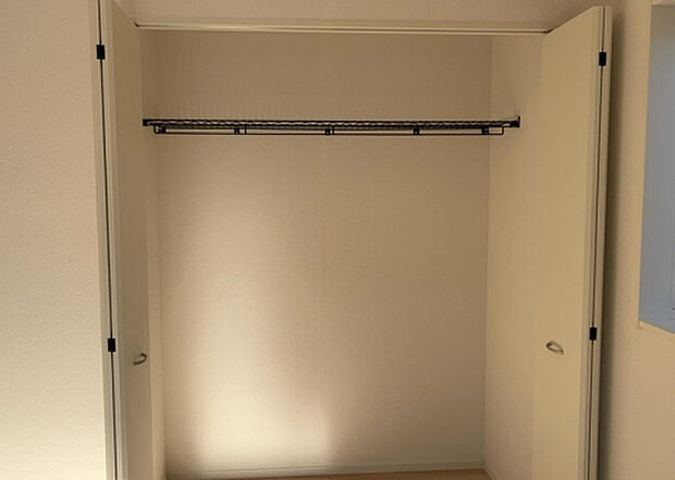 【ウォークインクローゼット】ウォークインクローゼットがあれば、クローゼット内でコーディネートが完成できますし、季節の変わり目に行う衣替えの手間も省けます。また、スーツケースなど大きいものもしまうことができ使い勝手がよいです。