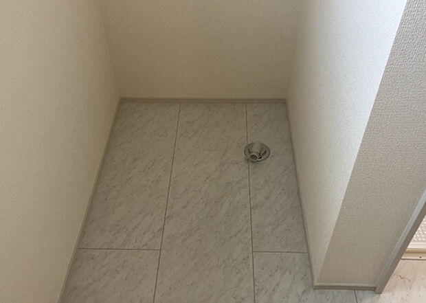 【ランドリースペース】ランドリースペースも気になります。洗濯機置場があり「洗う、干す、取り込む、アイロンがけ、たたむ」など、洗濯に関する家事をするための空間です。広さや収納など付帯設備も含めて、詳細は現地でご確認ください。