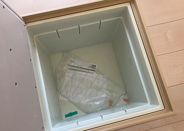 【キッチン床下収納】キッチン床下収納は、調理器具や食器などをスッキリと収納できる便利なスペースです。収納量が多いもの、引き出しがスムーズに開閉するものなど、使い勝手の良いものを選ぶことが大切です。また、湿気がこもりやすい場所なので、通気性の良いものを選ぶこともおすすめです。