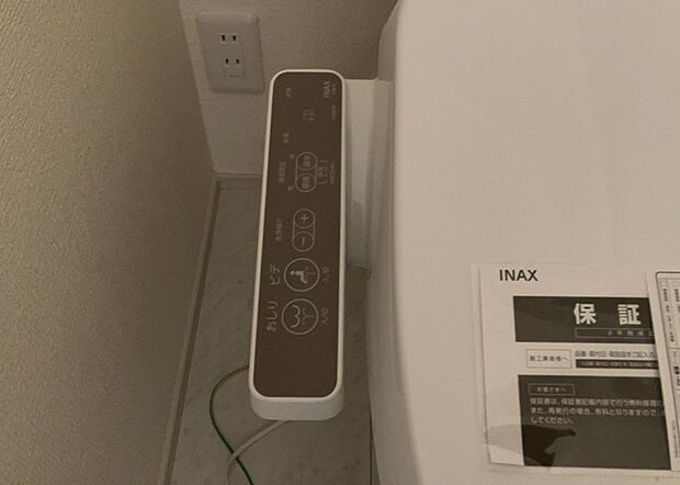 【ウォシュレット(リモコン)】ウォシュレットは、衛生面だけでなく、快適性も向上させる便利な設備です。洗浄機能の種類や水温調節機能など、様々な機能が付いたものが多くあります。リモコンも、操作が簡単で、使いやすいものを選びましょう。