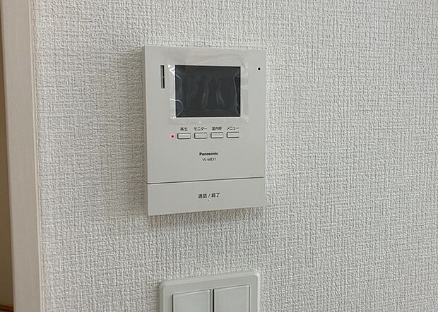 【TVモニター付きインターホン】TVモニター付きインターホンは、来訪者の顔を確認できるだけでなく、音声でやり取りすることもできるため、セキュリティ面で安心できる設備です。モニター画面が大きく見やすいもの、夜間でも来訪者をしっかりと確認できるものなど、機能性を重視したいところです。