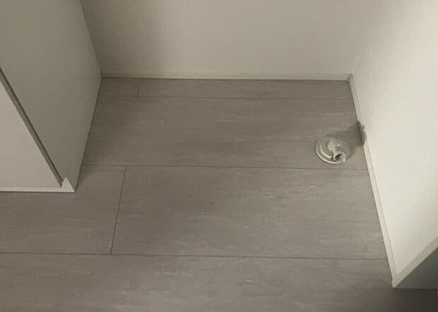 【ランドリースペース】ランドリースペースも気になります。洗濯機置場があり「洗う、干す、取り込む、アイロンがけ、たたむ」など、洗濯に関する家事をするための空間です。広さや収納など付帯設備も含めて、詳細は現地でご確認ください。