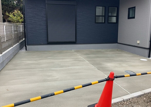 【駐車場】駐車場と明記されていても、最小スペースでつくられた駐車場だと大型車は駐車できなかったり、出入りしにくくなったりする可能性があります。お車のサイズと購入したい物件の駐車場のサイズを現地で確認しましょう。