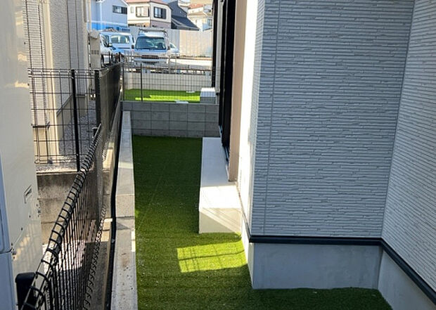 【庭】庭があることでガーデニングや家庭菜園はもちろん、こどもの遊び場やペットを放して遊ぶことができます。また、家の周囲に余裕があるということです。隣地との間があれば、十分な日当たりと、風通しが確保できます。