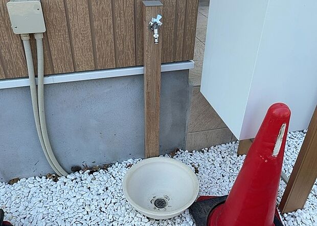 【外水栓】外水栓は、庭の水やりや洗車など、様々な用途に使える便利な設備です。ホースがしっかりと接続できるもの、水圧が安定しているものなど、使い勝手の良いものを選びましょう。また、凍結防止機能が付いているものなら、冬場でも安心して使用できます。