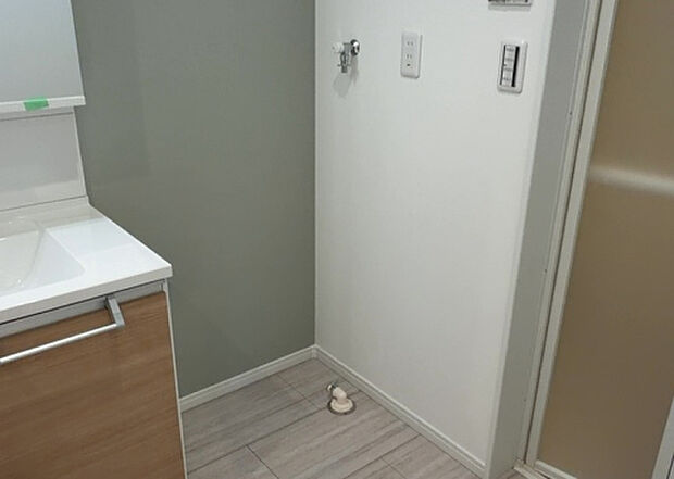 【ランドリースペース】ランドリースペースも気になります。洗濯機置場があり「洗う、干す、取り込む、アイロンがけ、たたむ」など、洗濯に関する家事をするための空間です。広さや収納など付帯設備も含めて、詳細は現地でご確認ください。