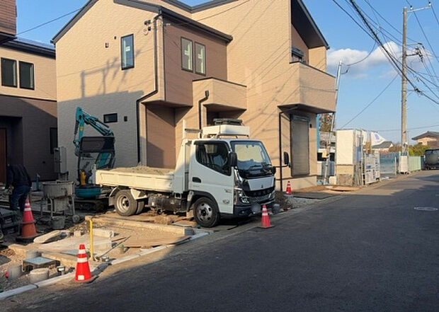 【前面道路含む現地写真_2】お持ちの車種によっては前面道路が広い方が便利でしょう。しかし、前面道路が広ければその分交通量が多くなるため、騒音などが気になる場合があります。実際に現地を見学し、周辺交通量や騒音などを確認しましょう!
