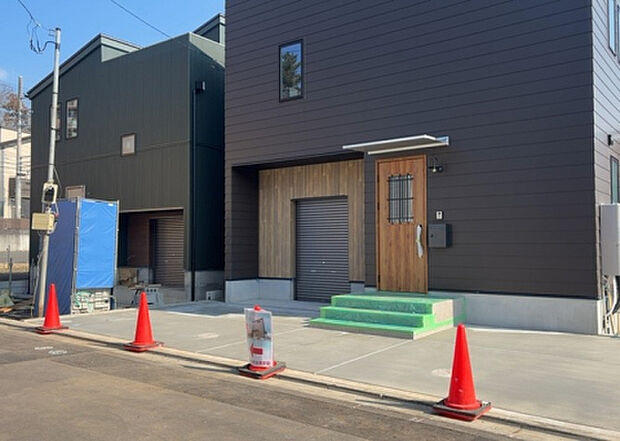 【前面道路含む現地写真_2】お持ちの車種によっては前面道路が広い方が便利でしょう。しかし、前面道路が広ければその分交通量が多くなるため、騒音などが気になる場合があります。実際に現地を見学し、周辺交通量や騒音などを確認しましょう!