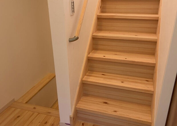 【内装】建物の上下階の通路である階段は、その位置によって動線や室内の印象が大きく左右されます。手摺にも重要な役割があり、転倒の防止・歩行や動作を円滑にして日常生活を支えることを主な目的として設置されています。