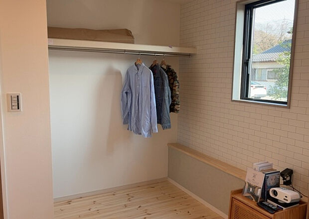 【ウォークインクローゼット】ウォークインクローゼットがあれば、クローゼット内でコーディネートが完成できますし、季節の変わり目に行う衣替えの手間も省けます。また、スーツケースなど大きいものもしまうことができ使い勝手がよいです。