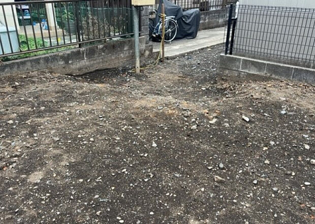 【玄関】玄関は家の顔でもあり、家族以外の目にも止まる場所です。玄関は外との間を仕切る扉、靴などをしまっておく収納スペース、靴脱ぎのたたきスペース、来客とのやり取りをするドアホンなど複数のアイテムからなります。