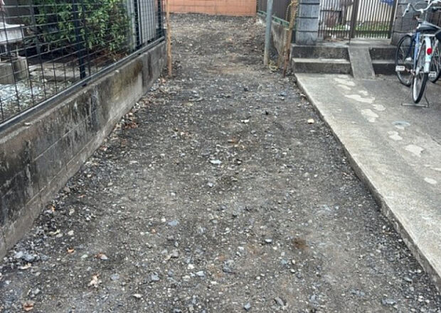 【その他設備】敷地内には、散水栓や立水栓があります。水道水を直接利用できるため、水を運ぶ手間を省くことが出来ます。大量の水を必要とする洗車作業や清掃などに役立ちます。その他設備とあわせて、現地でご確認ください。