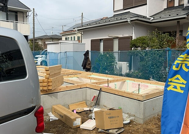 【玄関】玄関は家の顔でもあり、家族以外の目にも止まる場所です。玄関は外との間を仕切る扉、靴などをしまっておく収納スペース、靴脱ぎのたたきスペース、来客とのやり取りをするドアホンなど複数のアイテムからなります。