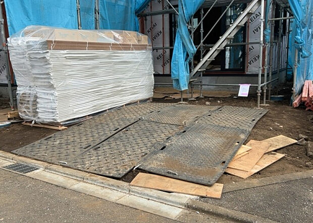 【駐車場_2】駐車場と明記されていても、最小スペースでつくられた駐車場だと大型車は駐車できなかったり、出入りしにくくなったりする可能性があります。お車のサイズと購入したい物件の駐車場のサイズを現地で確認しましょう。