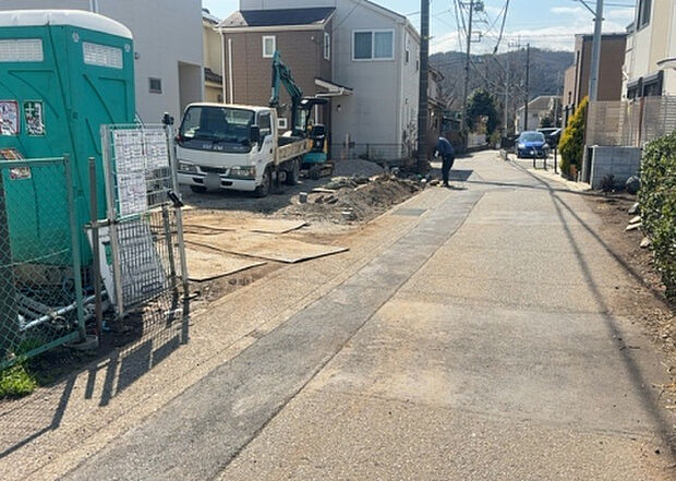 【前面道路含む現地写真_3】お持ちの車種によっては前面道路が広い方が便利でしょう。しかし、前面道路が広ければその分交通量が多くなるため、騒音などが気になる場合があります。実際に現地を見学し、周辺交通量や騒音などを確認しましょう!