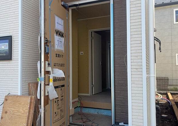 【玄関_2】玄関は、狭すぎると複数人で使いにくく、広すぎても無駄な空間になりがちです。最低2畳を目安にして、家の広さとの兼ね合いや家族の人数を考慮して決めるとよいでしょう。現地を見学して快適な玄関を選びましょう!