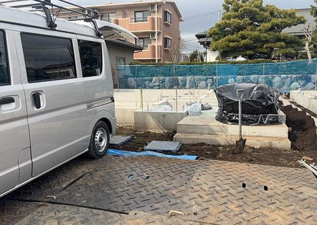 【構造・工法・仕様_2】ベタ基礎とは、柱の位置に関係なく全体に基礎がある事を指し、面積が大きい分建物の重さを全体に分散できます。また、地面からの湿気や害虫を遮断でき、木造住宅で心配されるシロアリ被害を防ぐ効果も期待できます。