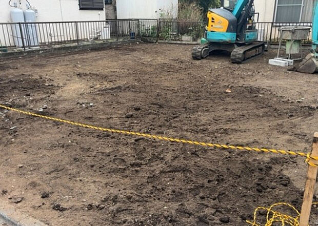 【外観_3】現地に行くなら、物件の周囲の地形がどうなっているかを見ることも大切です。周辺より低くなっている土地では、大雨などで水が集まりやすいため、地盤が弱くなっているということも考えられるため、注意が必要です。