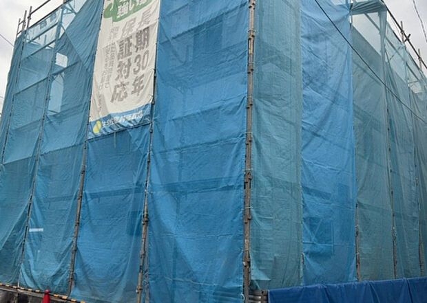 【外観_3】現地に行くなら、物件の周囲の地形がどうなっているかを見ることも大切です。周辺より低くなっている土地では、大雨などで水が集まりやすいため、地盤が弱くなっているということも考えられるため、注意が必要です。