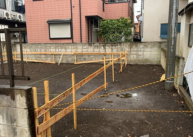 【玄関】玄関は家の顔でもあり、家族以外の目にも止まる場所です。玄関は外との間を仕切る扉、靴などをしまっておく収納スペース、靴脱ぎのたたきスペース、来客とのやり取りをするドアホンなど複数のアイテムからなります。