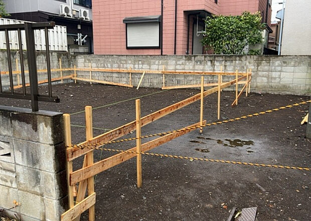 【玄関_2】玄関は、狭すぎると複数人で使いにくく、広すぎても無駄な空間になりがちです。最低2畳を目安にして、家の広さとの兼ね合いや家族の人数を考慮して決めるとよいでしょう。現地を見学して快適な玄関を選びましょう!