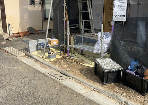 【その他設備】敷地内には、散水栓や立水栓があります。水道水を直接利用できるため、水を運ぶ手間を省くことが出来ます。大量の水を必要とする洗車作業や清掃などに役立ちます。その他設備とあわせて、現地でご確認ください。