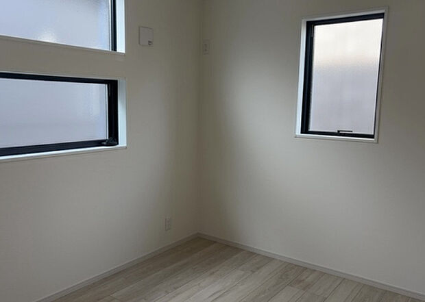 【洋室】洋室のメリットは重い家具が置きやすく、身の回りが整理しやすいことです。 床がフローリングのため畳とは異なり凹みにくいです。 クローゼットなど収納が豊富で、普段使わない旅行カバンや服の整頓も簡単にです。