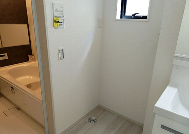 【ランドリースペース】ランドリースペースも気になります。洗濯機置場があり「洗う、干す、取り込む、アイロンがけ、たたむ」など、洗濯に関する家事をするための空間です。広さや収納など付帯設備も含めて、詳細は現地でご確認ください。