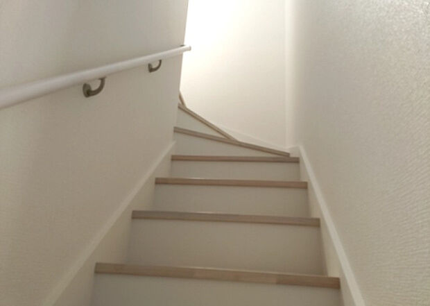 【内装】建物の上下階の通路である階段は、その位置によって動線や室内の印象が大きく左右されます。手摺にも重要な役割があり、転倒の防止・歩行や動作を円滑にして日常生活を支えることを主な目的として設置されています。