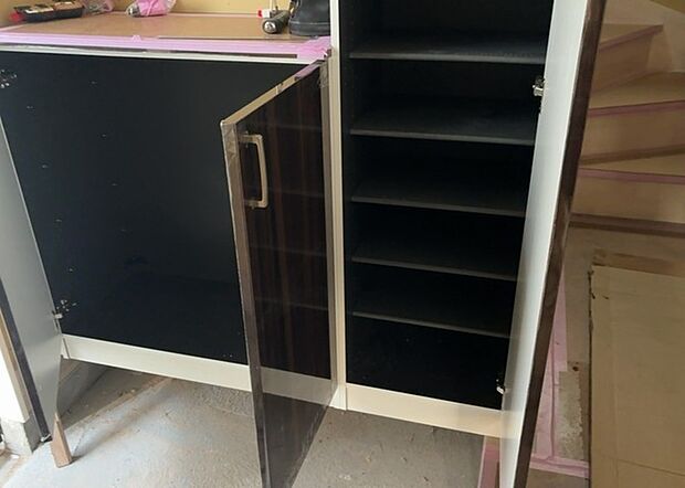 【玄関収納】玄関収納は、靴や傘、コートなどをスッキリと収納できるだけでなく、来客時に見せる顔となるため、家の顔とも言えます。収納量だけでなく、デザイン性も重視したいところです。ミラー付きの収納であれば、外出前の身だしなみチェックにも便利です。