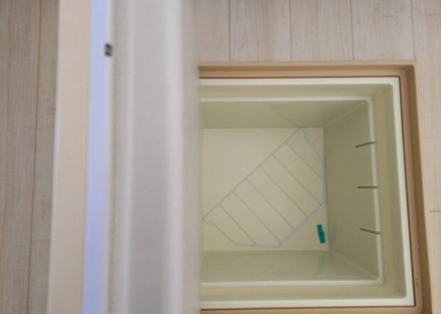 【キッチン床下収納】キッチン床下収納は、調理器具や食器などをスッキリと収納できる便利なスペースです。収納量が多いもの、引き出しがスムーズに開閉するものなど、使い勝手の良いものを選ぶことが大切です。また、湿気がこもりやすい場所なので、通気性の良いものを選ぶこともおすすめです。