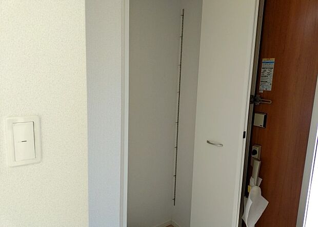 【玄関収納】玄関収納は、靴や傘、コートなどをスッキリと収納できるだけでなく、来客時に見せる顔となるため、家の顔とも言えます。収納量だけでなく、デザイン性も重視したいところです。ミラー付きの収納であれば、外出前の身だしなみチェックにも便利です。