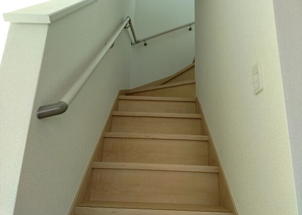 【内装】建物の上下階の通路である階段は、その位置によって動線や室内の印象が大きく左右されます。手摺にも重要な役割があり、転倒の防止・歩行や動作を円滑にして日常生活を支えることを主な目的として設置されています。