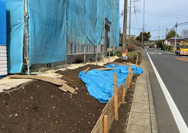 【庭_2】庭のある家に住むことのメリットとして、子どもたちの遊び場を確保できること、ガーデニングや家庭菜園を楽しめること、明るさを確保できることがあります。また、配置を工夫することでプライバシーが確保できます。