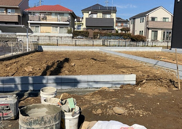 【外観_3】現地に行くなら、物件の周囲の地形がどうなっているかを見ることも大切です。周辺より低くなっている土地では、大雨などで水が集まりやすいため、地盤が弱くなっているということも考えられるため、注意が必要です。