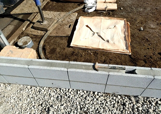 【その他設備】敷地内には、散水栓や立水栓があります。水道水を直接利用できるため、水を運ぶ手間を省くことが出来ます。大量の水を必要とする洗車作業や清掃などに役立ちます。その他設備とあわせて、現地でご確認ください。