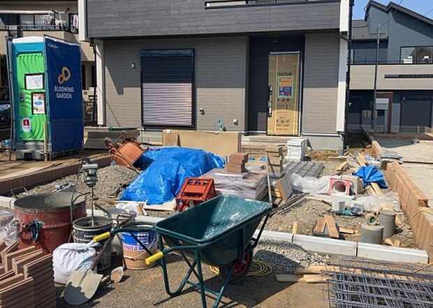 【駐車場_2】駐車場と明記されていても、最小スペースでつくられた駐車場だと大型車は駐車できなかったり、出入りしにくくなったりする可能性があります。お車のサイズと購入したい物件の駐車場のサイズを現地で確認しましょう。