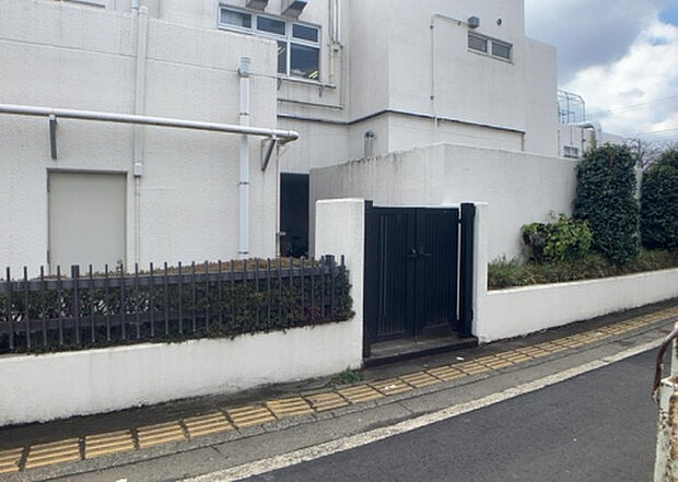 【物件からの展望_2】眺望を気にして物件を探す場合、前面に建物が建っていないか現地で確認しましょう!前面に建物があると景色はもちろん、日当たりや風通しにも影響が出てきます。住んだ時のことを想像しながら現地見学をしましょう。