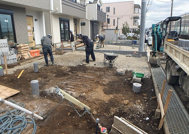 【駐車場_2】駐車場と明記されていても、最小スペースでつくられた駐車場だと大型車は駐車できなかったり、出入りしにくくなったりする可能性があります。お車のサイズと購入したい物件の駐車場のサイズを現地で確認しましょう。