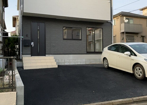 【前面道路含む現地写真_2】お持ちの車種によっては前面道路が広い方が便利でしょう。しかし、前面道路が広ければその分交通量が多くなるため、騒音などが気になる場合があります。実際に現地を見学し、周辺交通量や騒音などを確認しましょう!