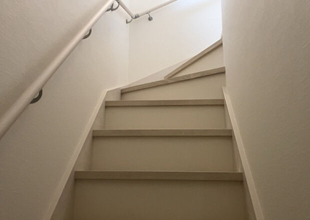 【内装】建物の上下階の通路である階段は、その位置によって動線や室内の印象が大きく左右されます。手摺にも重要な役割があり、転倒の防止・歩行や動作を円滑にして日常生活を支えることを主な目的として設置されています。