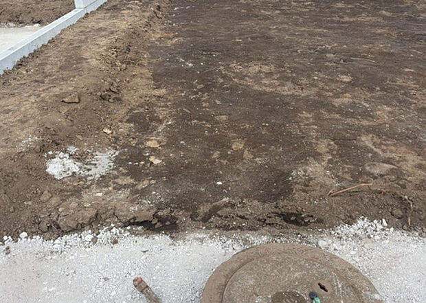 【玄関】玄関は家の顔でもあり、家族以外の目にも止まる場所です。玄関は外との間を仕切る扉、靴などをしまっておく収納スペース、靴脱ぎのたたきスペース、来客とのやり取りをするドアホンなど複数のアイテムからなります。