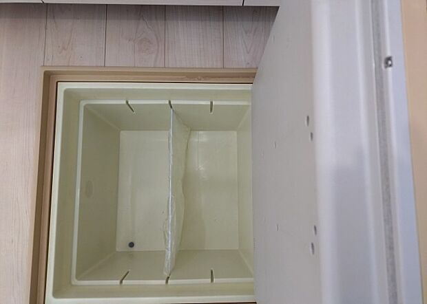 【キッチン床下収納】キッチン床下収納は、調理器具や食器などをスッキリと収納できる便利なスペースです。収納量が多いもの、引き出しがスムーズに開閉するものなど、使い勝手の良いものを選ぶことが大切です。また、湿気がこもりやすい場所なので、通気性の良いものを選ぶこともおすすめです。