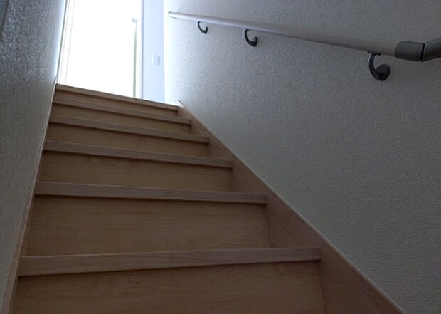 【内装】建物の上下階の通路である階段は、その位置によって動線や室内の印象が大きく左右されます。手摺にも重要な役割があり、転倒の防止・歩行や動作を円滑にして日常生活を支えることを主な目的として設置されています。