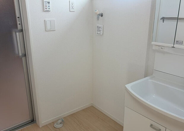 【ランドリースペース】ランドリースペースも気になります。洗濯機置場があり「洗う、干す、取り込む、アイロンがけ、たたむ」など、洗濯に関する家事をするための空間です。広さや収納など付帯設備も含めて、詳細は現地でご確認ください。