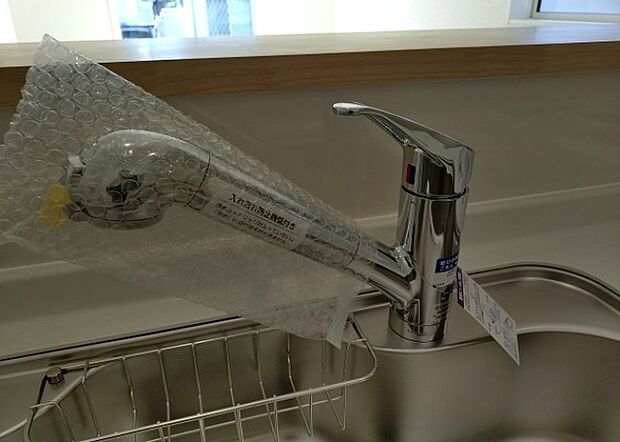 【キッチン水栓】キッチン水栓は、毎日必ず使うものだからこそ、使いやすさが重要です。シャワーヘッドの切り替えがスムーズか、吐水量が調節できるか、水しぶきが飛び散りにくい構造か、浄水機能が付いているかなど、日々の家事を快適にするための機能が数多くあります。また、デザインも多種多様なので、キッチン全体の雰囲気に合わせたものを選ぶことができます。