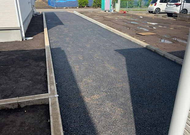 【駐車場】駐車場と明記されていても、最小スペースでつくられた駐車場だと大型車は駐車できなかったり、出入りしにくくなったりする可能性があります。お車のサイズと購入したい物件の駐車場のサイズを現地で確認しましょう。