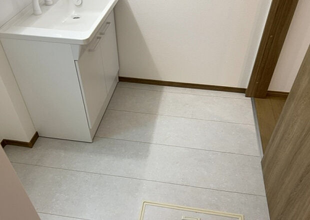 【脱衣場】多くの戸建て住宅で見かける洗面脱衣所は、洗面台と洗濯機が2畳ほどのスペースに並べられていて、洗面所が脱衣所を兼ね備えている間取りが一般的です。お客様が利用することもある、パブリックな空間でもあります。
