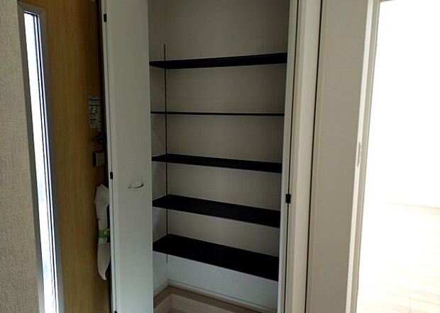 【玄関収納】玄関収納は、靴や傘、コートなどをスッキリと収納できるだけでなく、来客時に見せる顔となるため、家の顔とも言えます。収納量だけでなく、デザイン性も重視したいところです。ミラー付きの収納であれば、外出前の身だしなみチェックにも便利です。